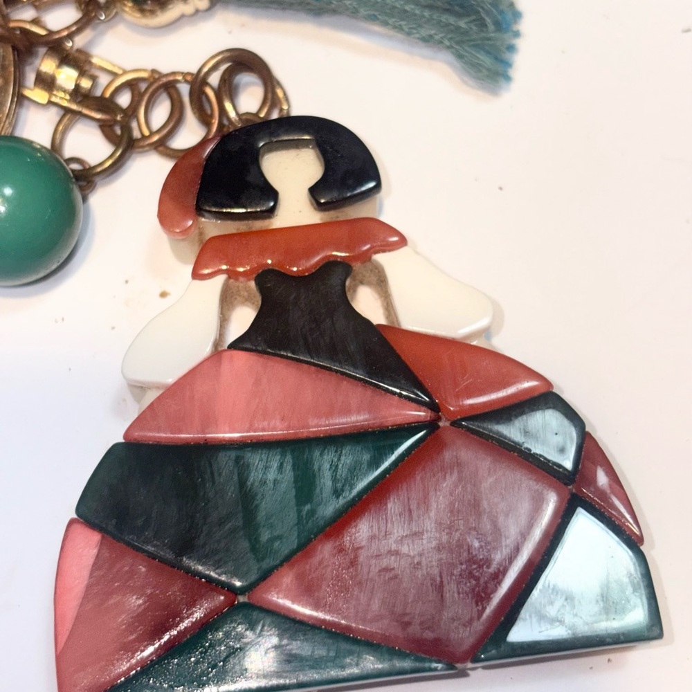 Las Meninas-inspired keychain depicts a stylized figure - Picture 5 of 8